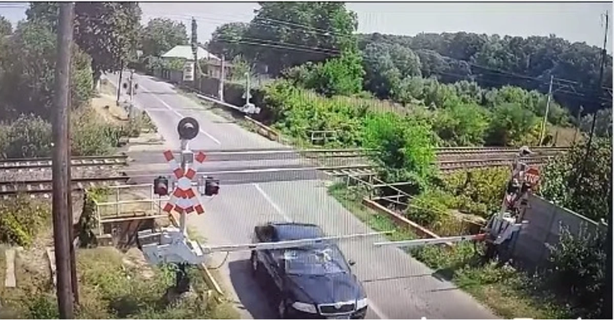 VIDEO: Un șofer inconștient a spulberat bariera de la BRAZI înainte de trecerea trenului 
